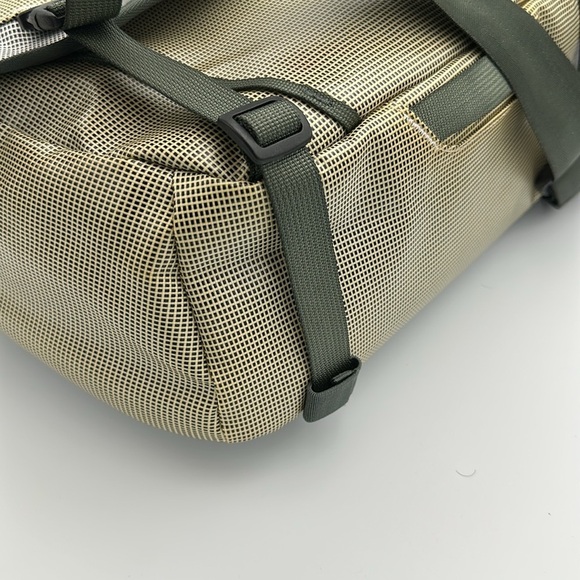 Vintage Patagonia Black Hole Messenger Laptop Bag Cross Body Green Reflective - Picture 4 of 14